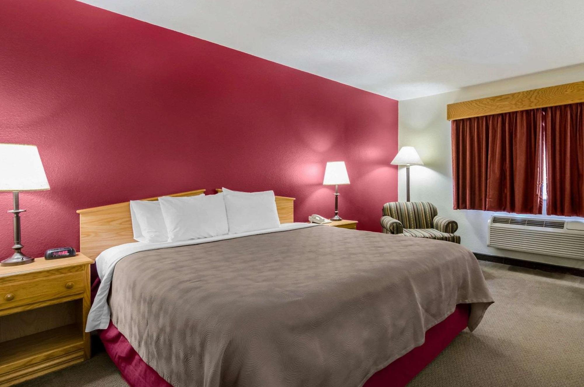 Rodeway Inn Hesston Екстер'єр фото