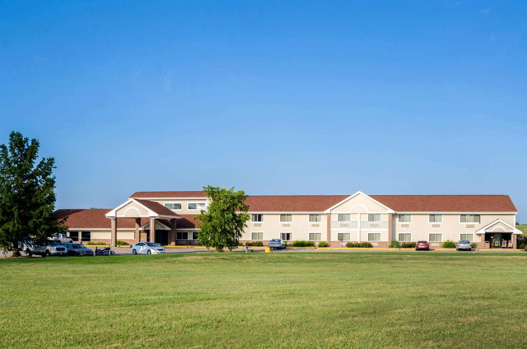 Rodeway Inn Hesston Екстер'єр фото
