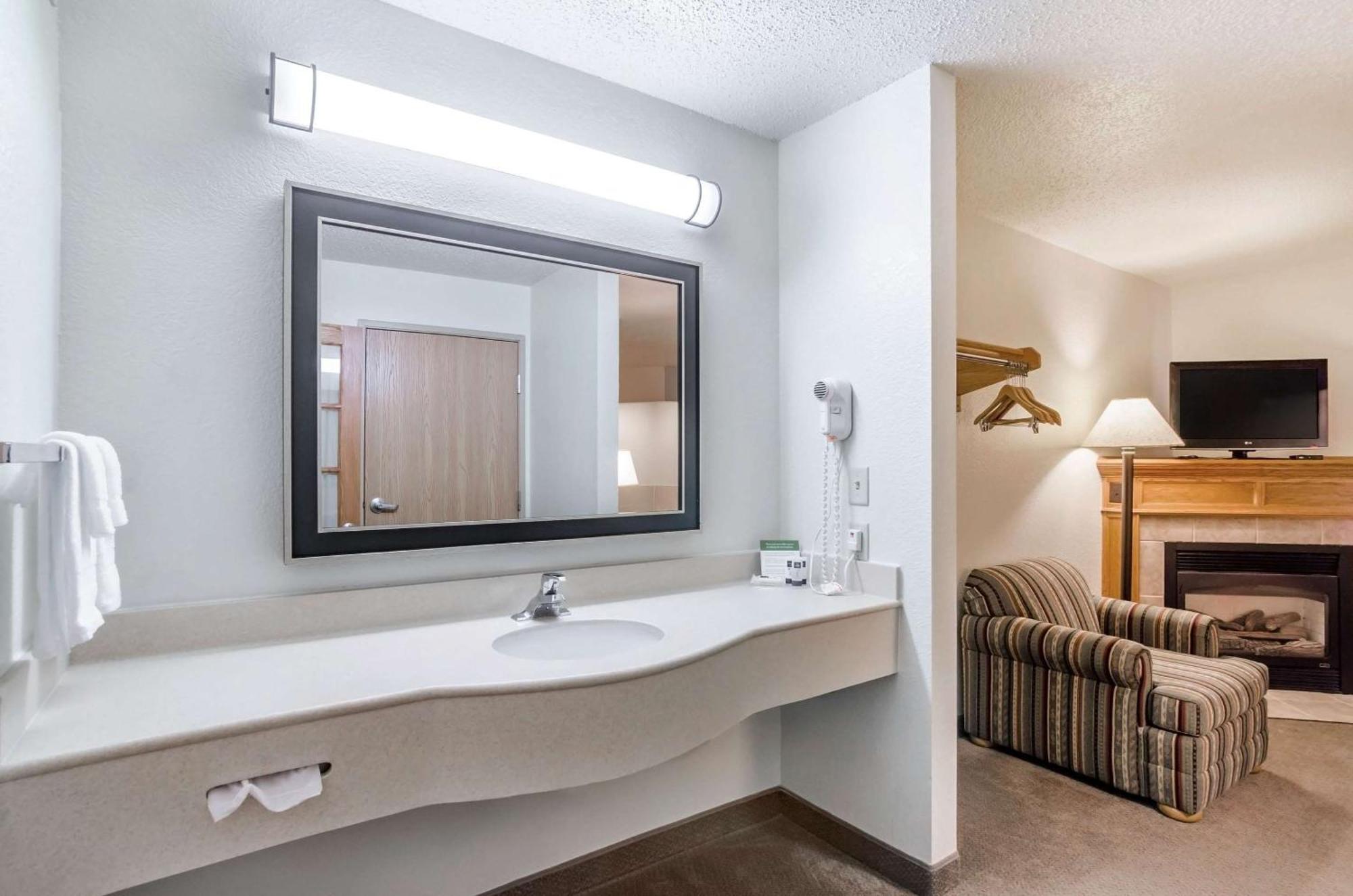 Rodeway Inn Hesston Екстер'єр фото