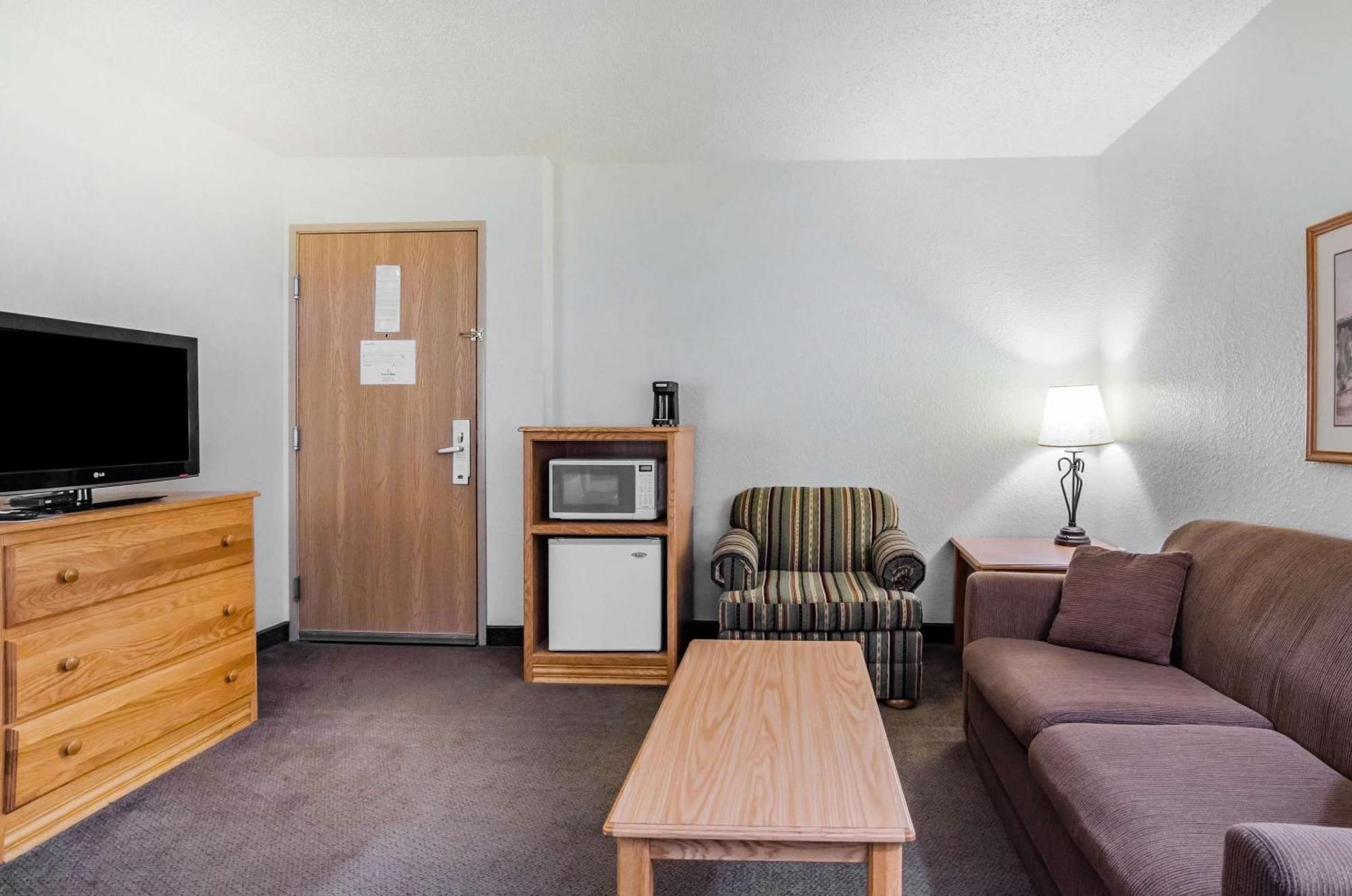 Rodeway Inn Hesston Екстер'єр фото