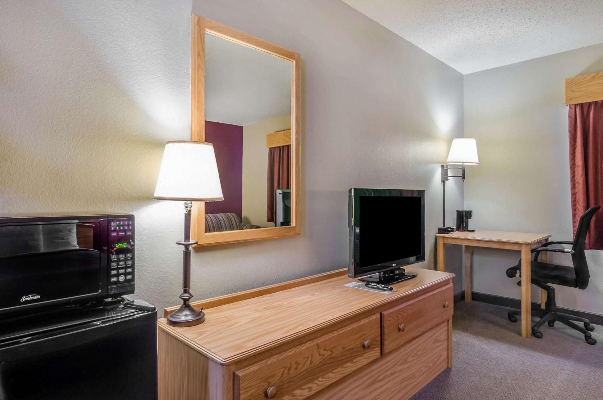 Rodeway Inn Hesston Екстер'єр фото
