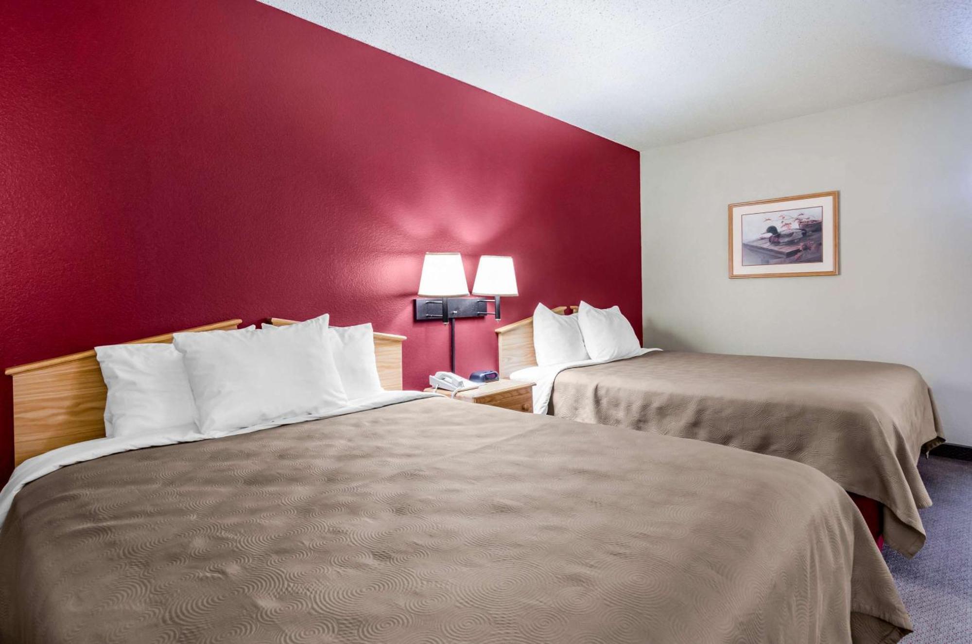 Rodeway Inn Hesston Екстер'єр фото