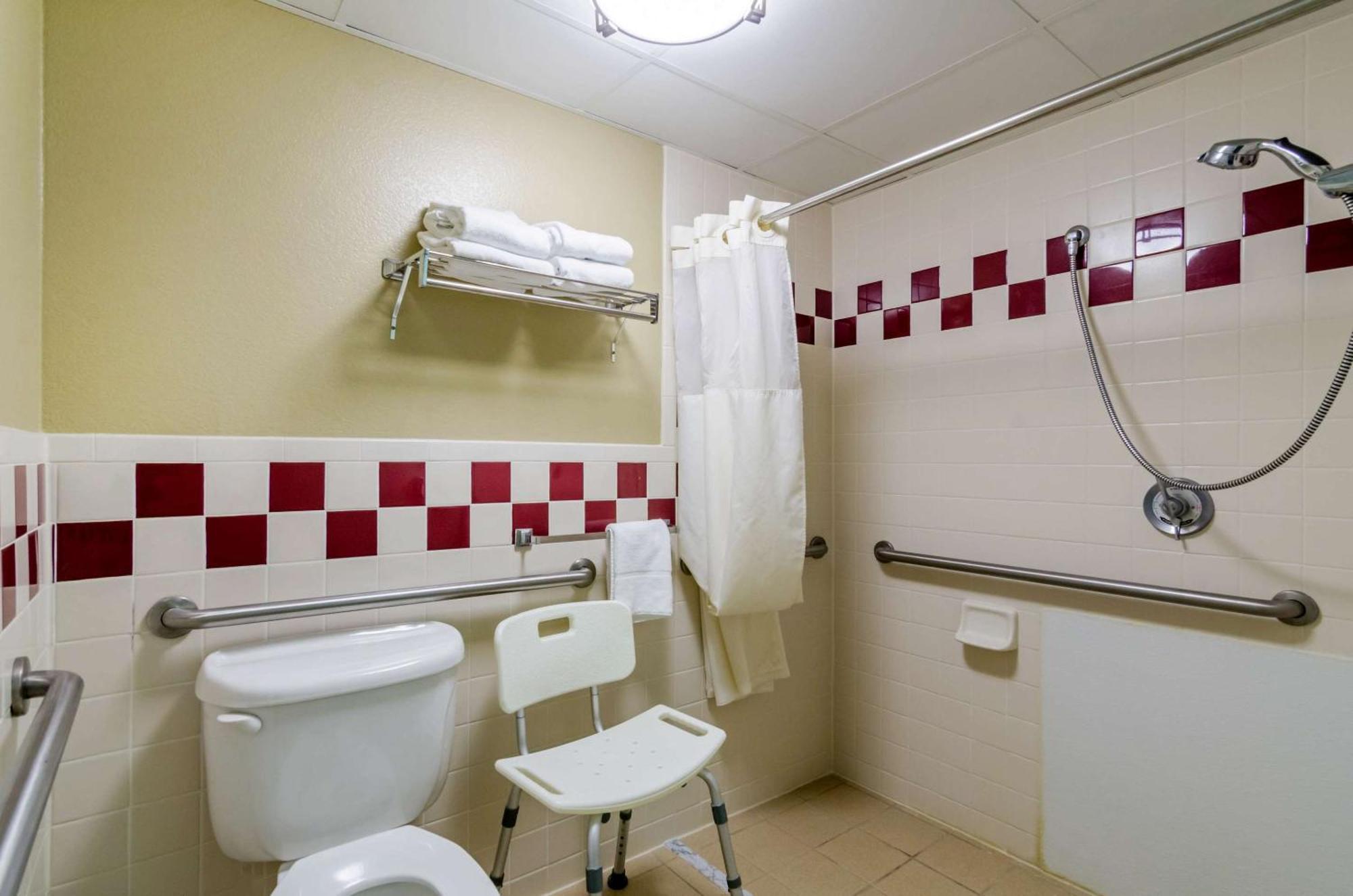 Rodeway Inn Hesston Екстер'єр фото