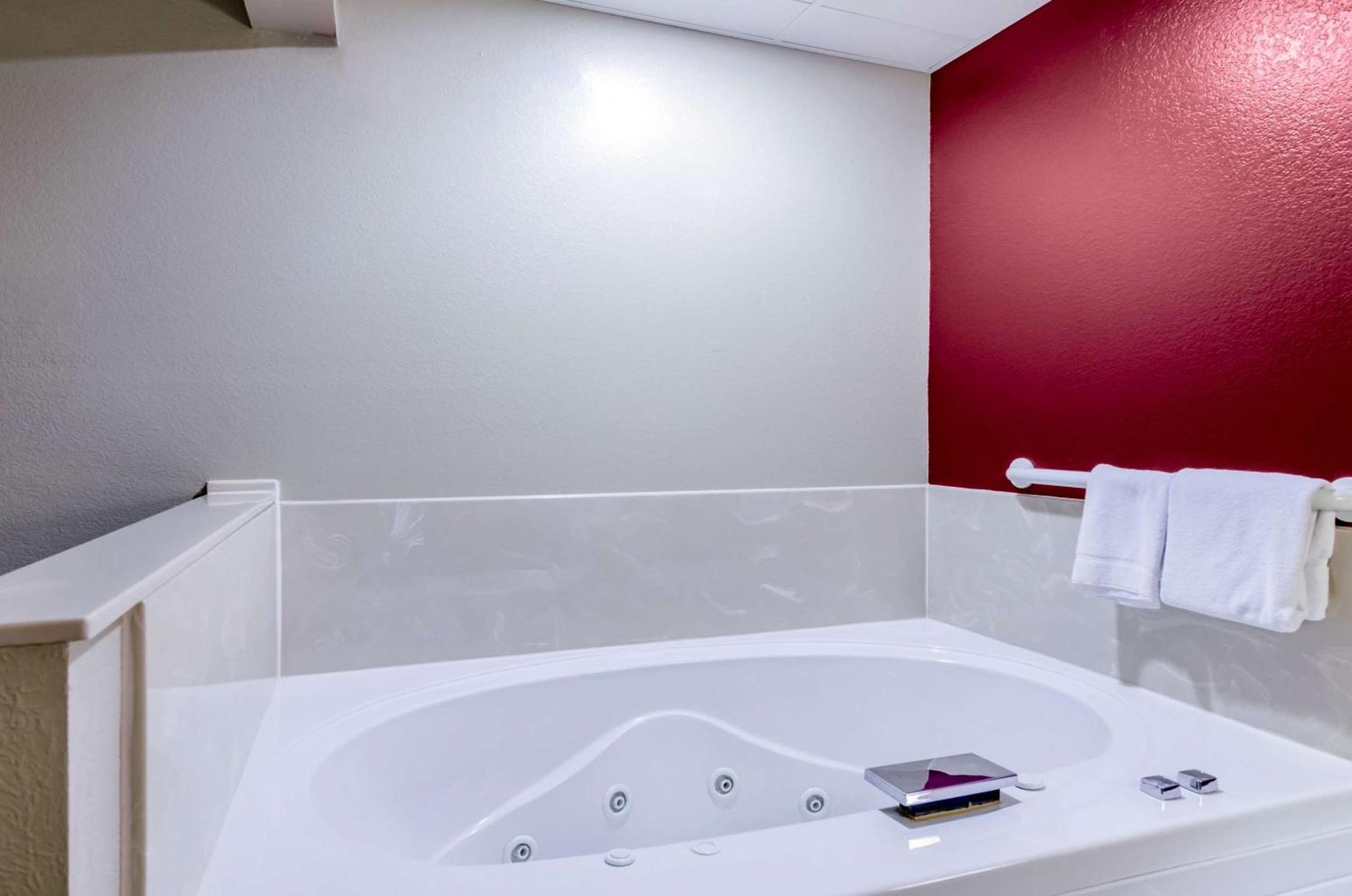 Rodeway Inn Hesston Екстер'єр фото
