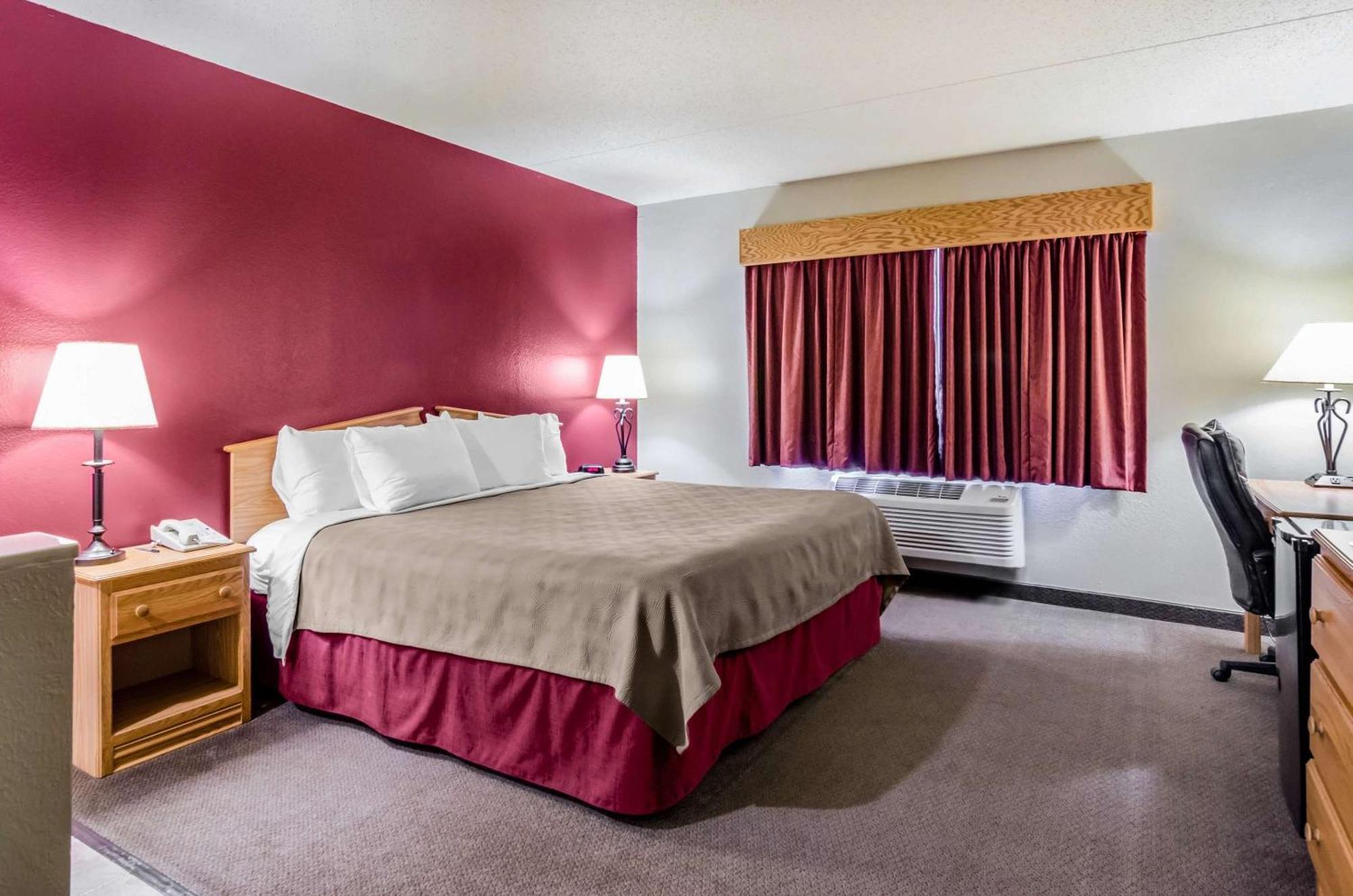 Rodeway Inn Hesston Екстер'єр фото