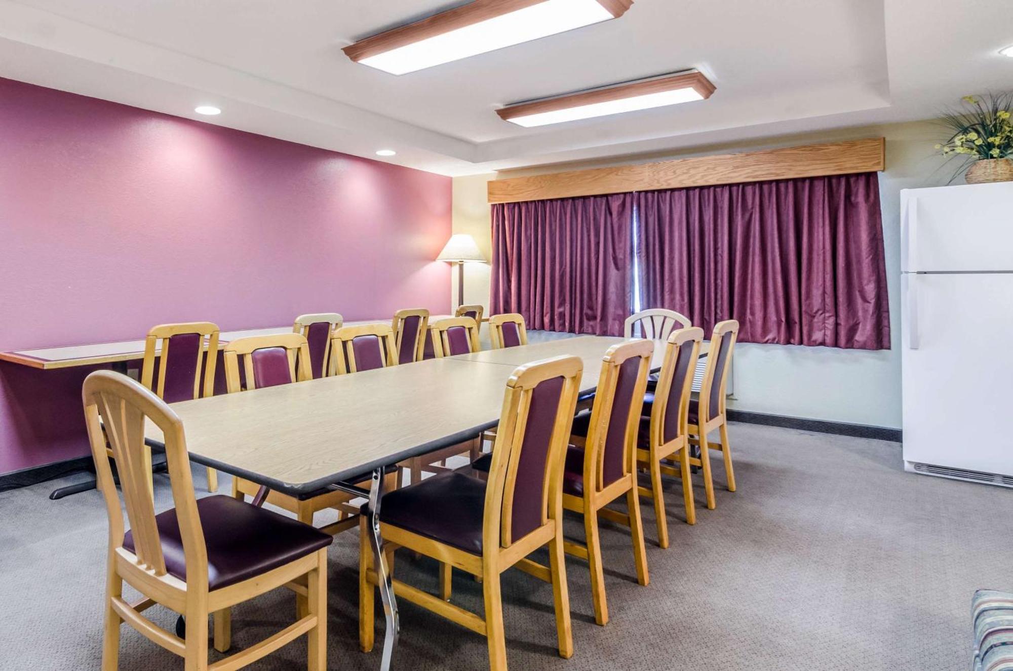Rodeway Inn Hesston Екстер'єр фото