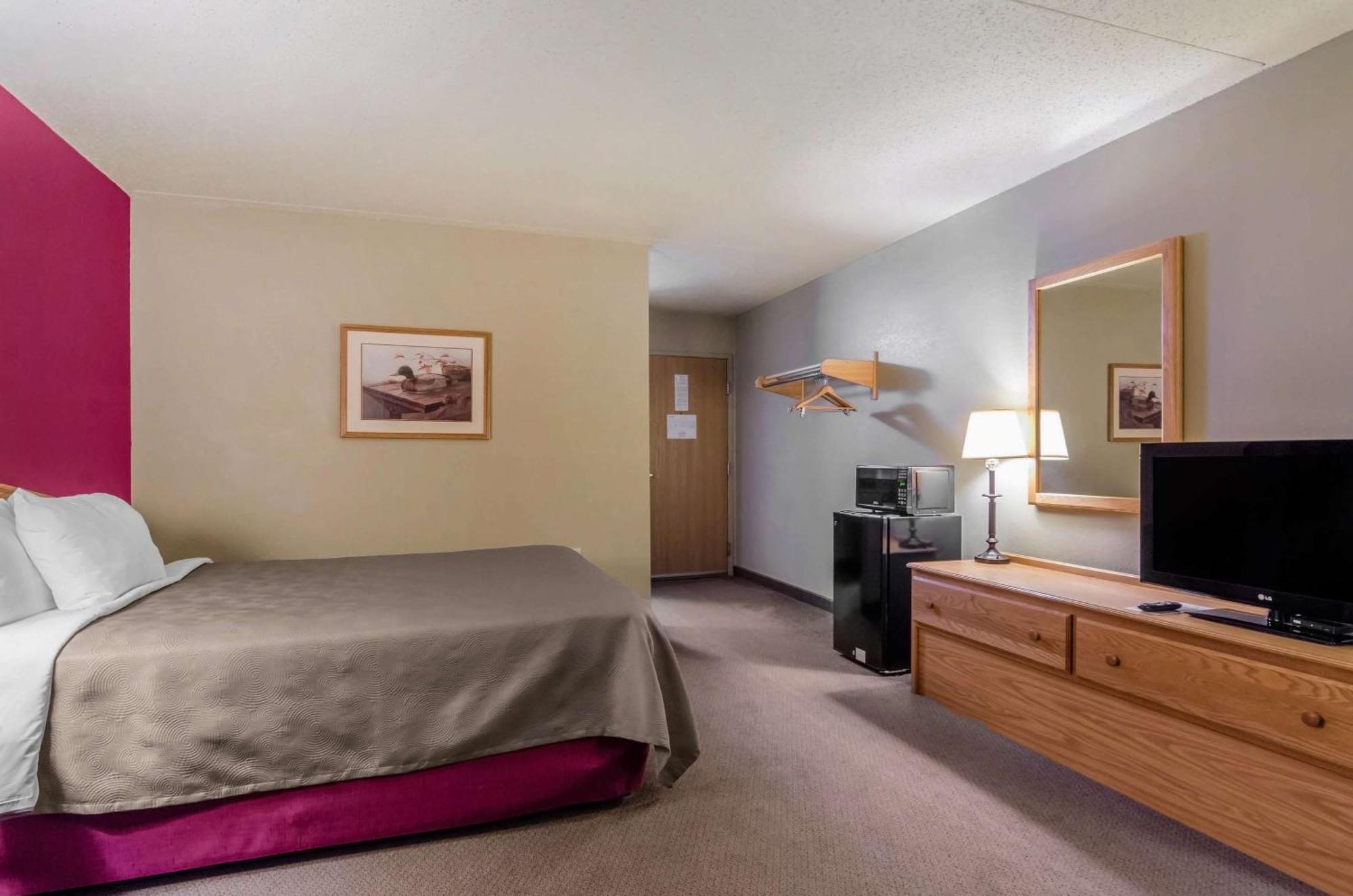 Rodeway Inn Hesston Екстер'єр фото
