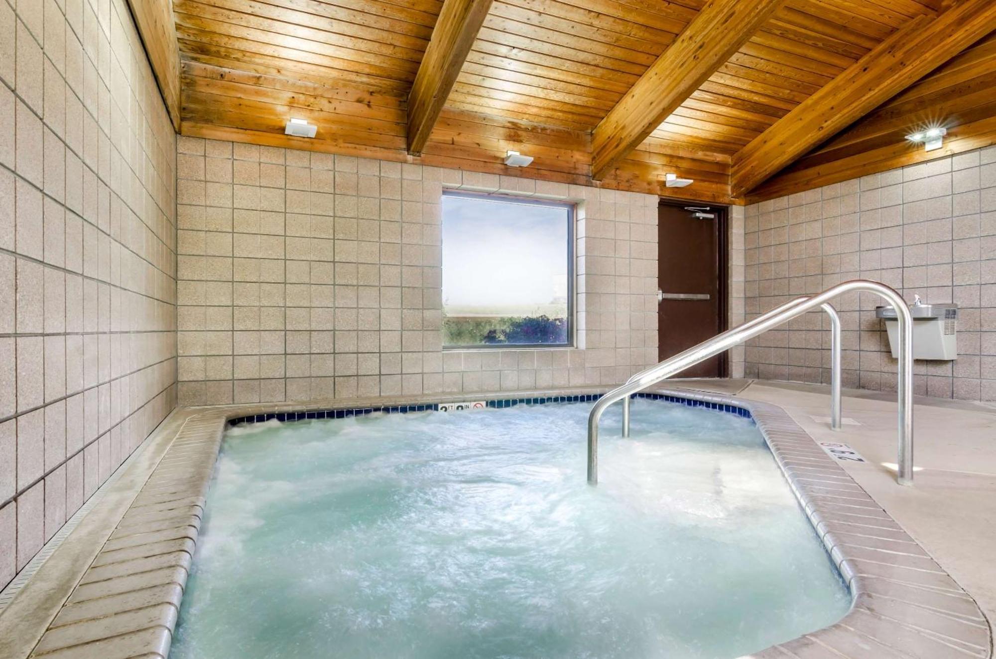 Rodeway Inn Hesston Екстер'єр фото