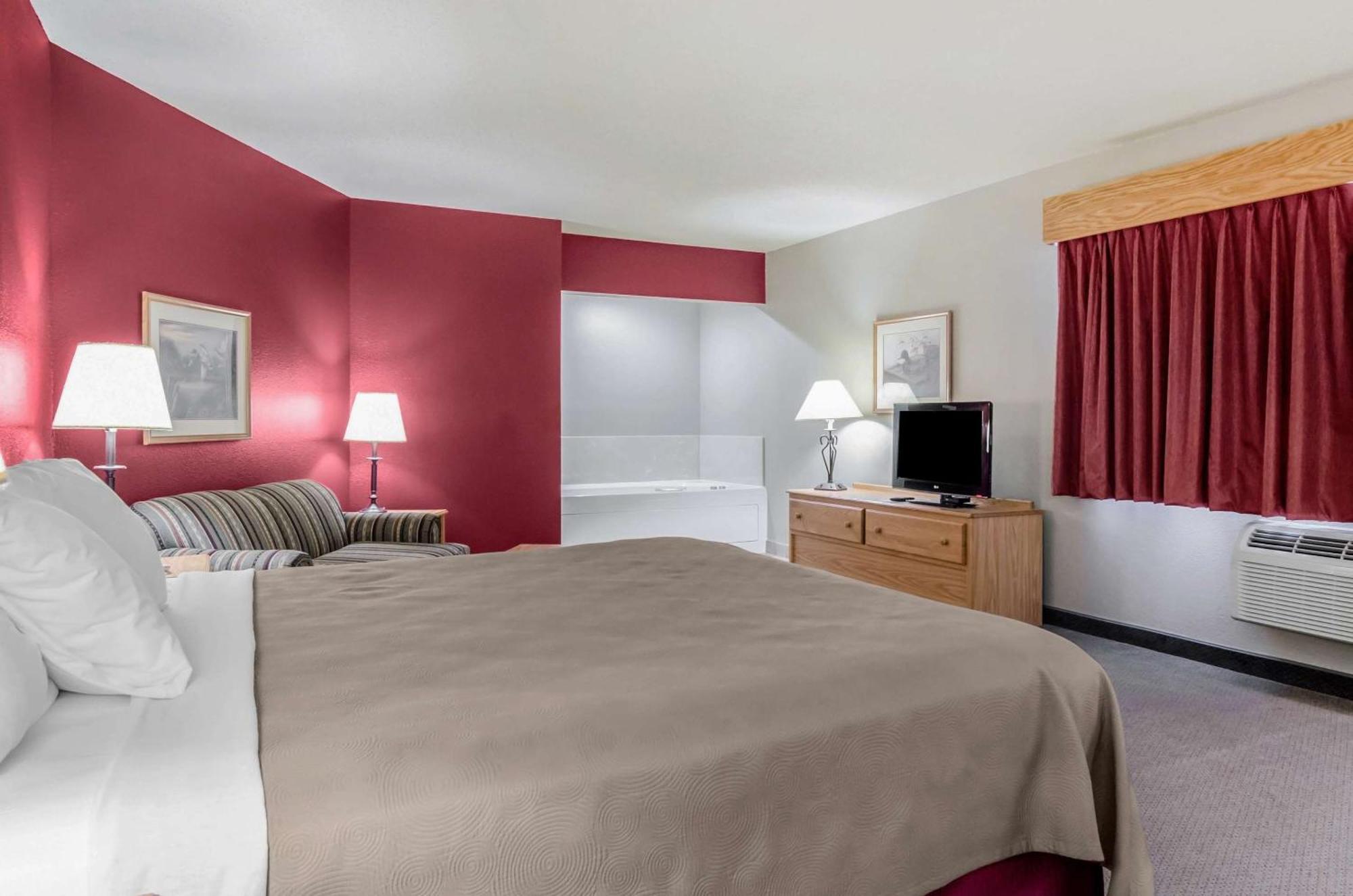 Rodeway Inn Hesston Екстер'єр фото