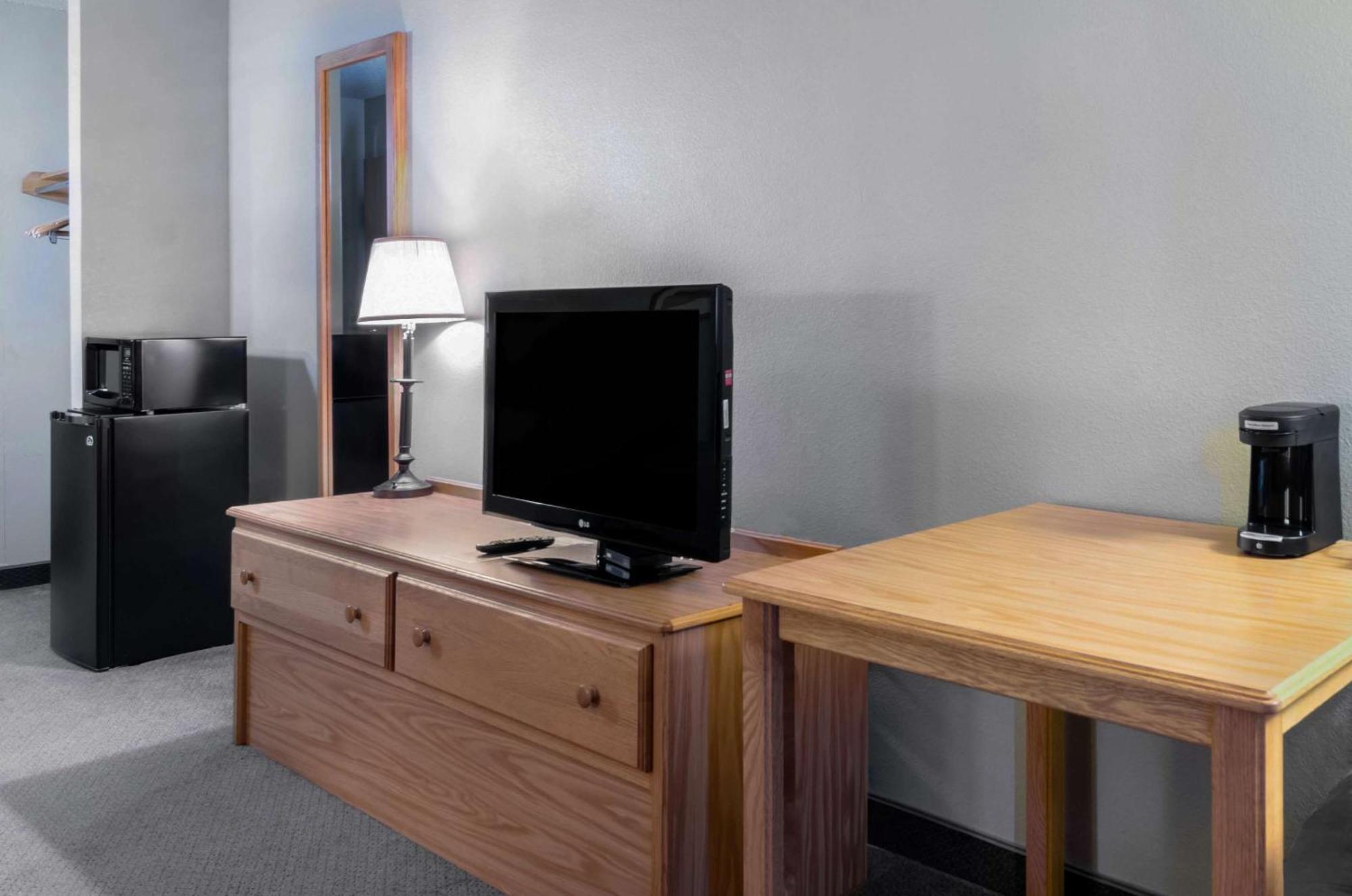 Rodeway Inn Hesston Екстер'єр фото