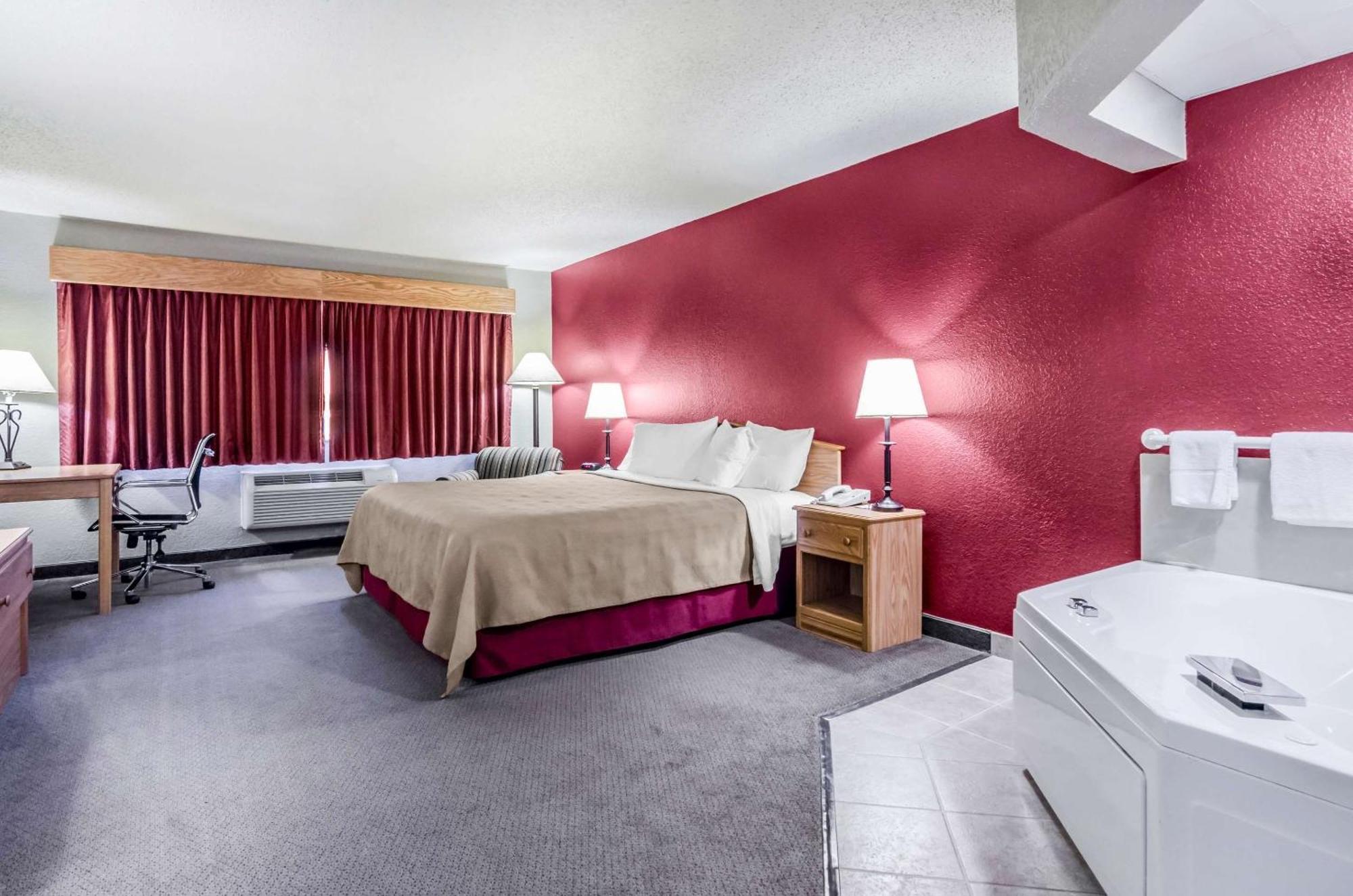 Rodeway Inn Hesston Екстер'єр фото
