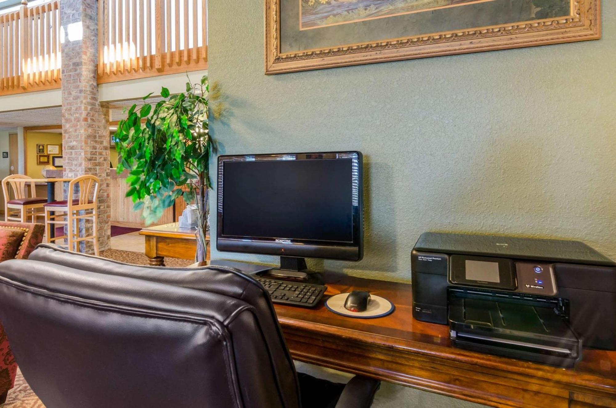 Rodeway Inn Hesston Екстер'єр фото