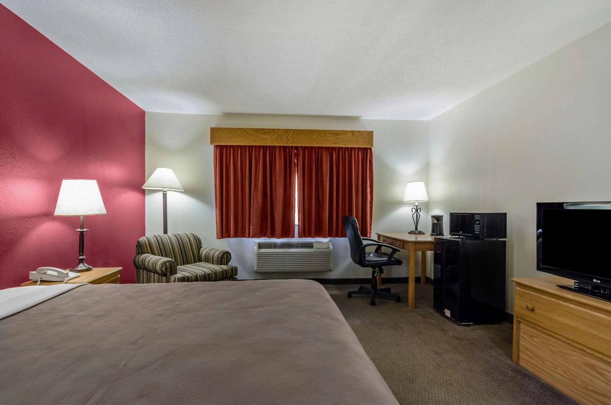 Rodeway Inn Hesston Екстер'єр фото