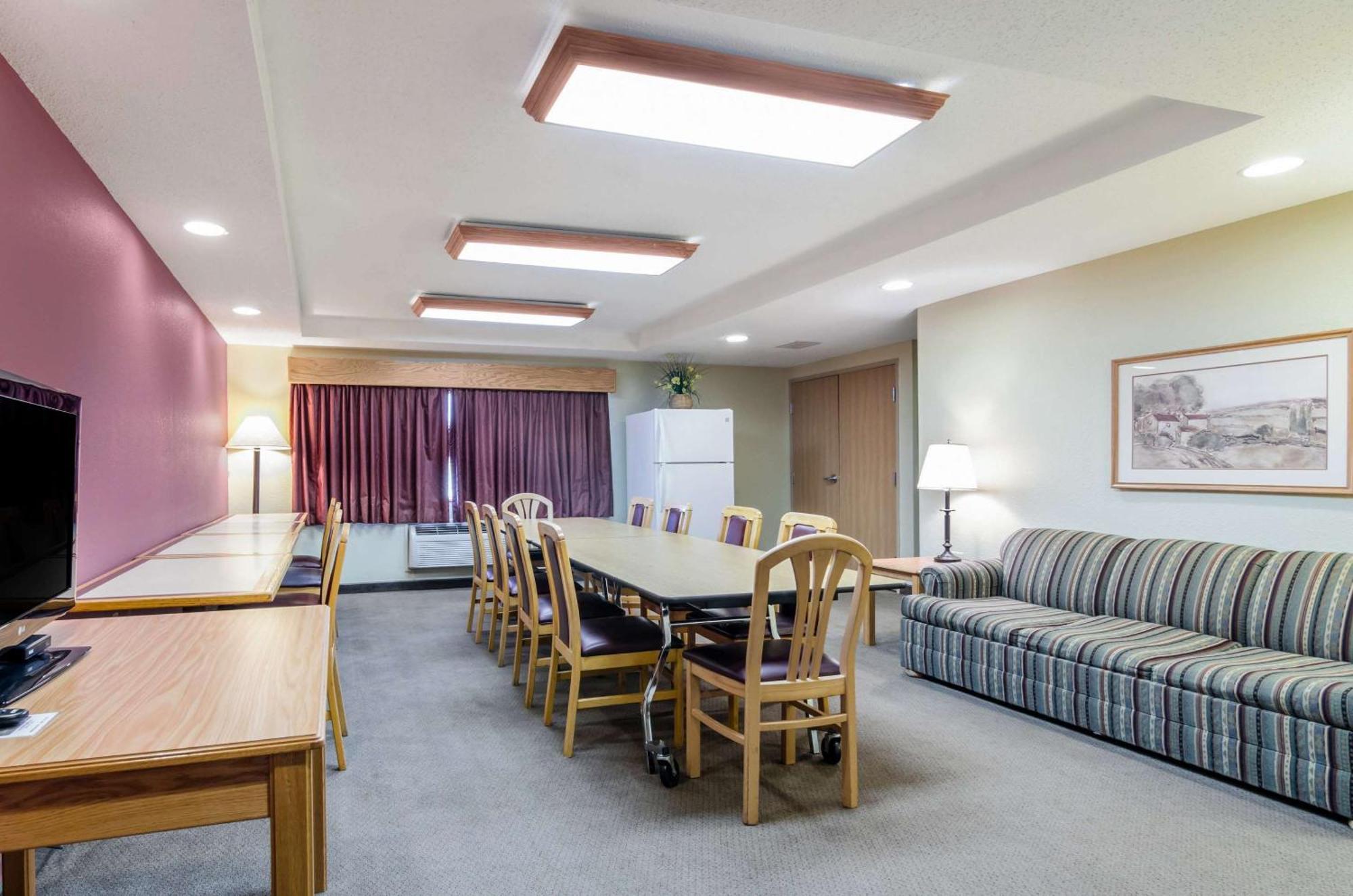 Rodeway Inn Hesston Екстер'єр фото