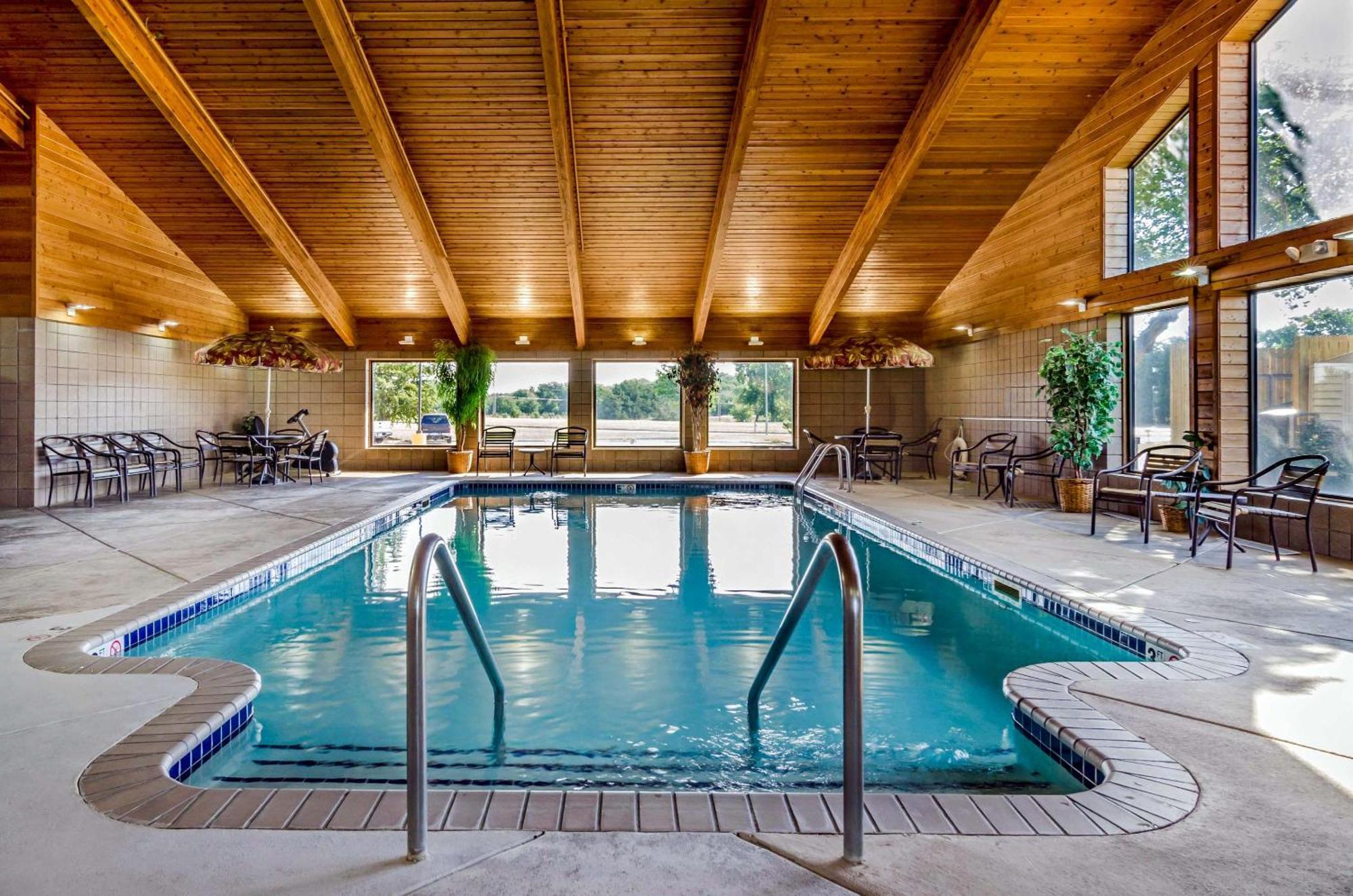 Rodeway Inn Hesston Екстер'єр фото