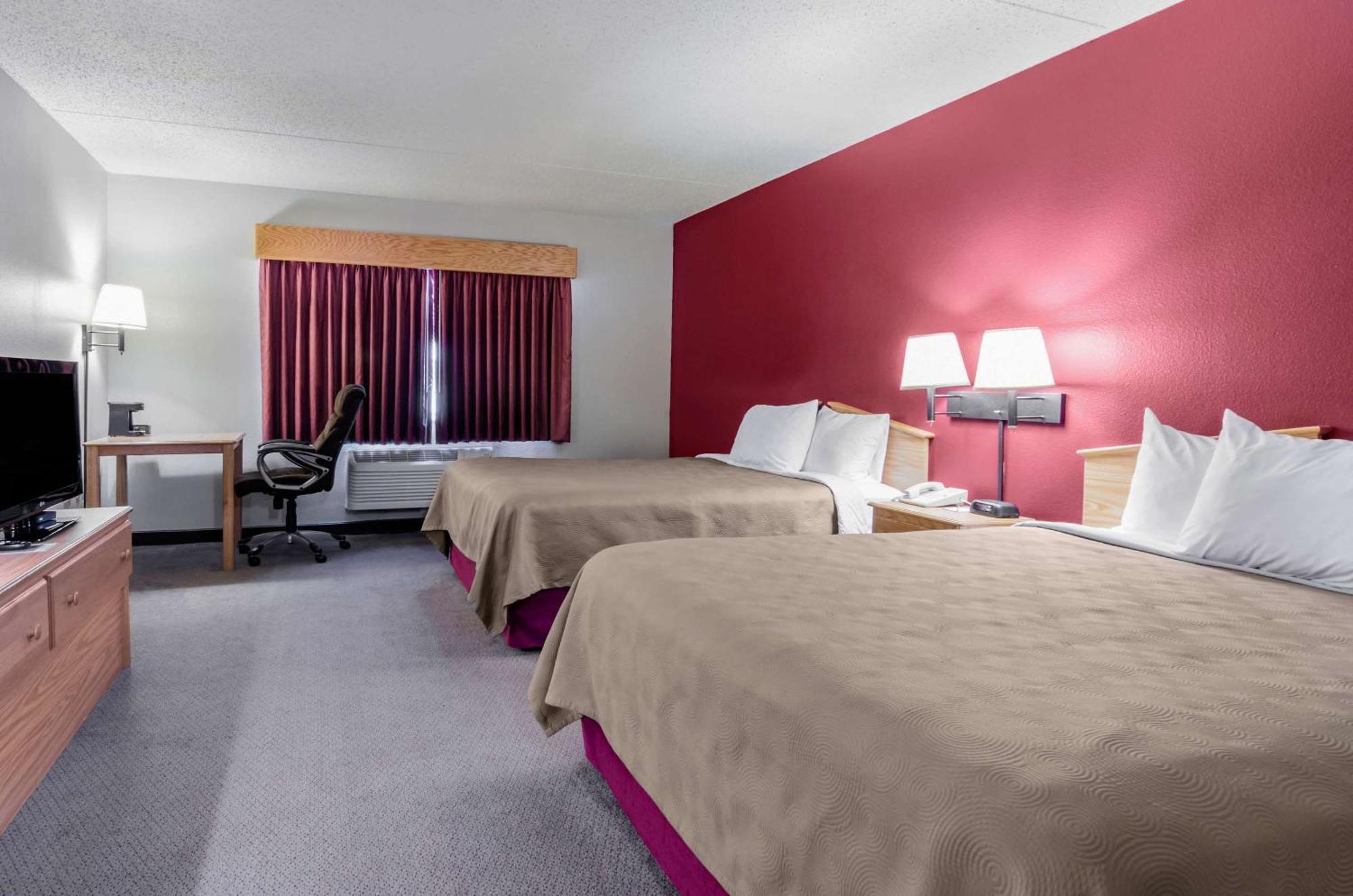 Rodeway Inn Hesston Екстер'єр фото