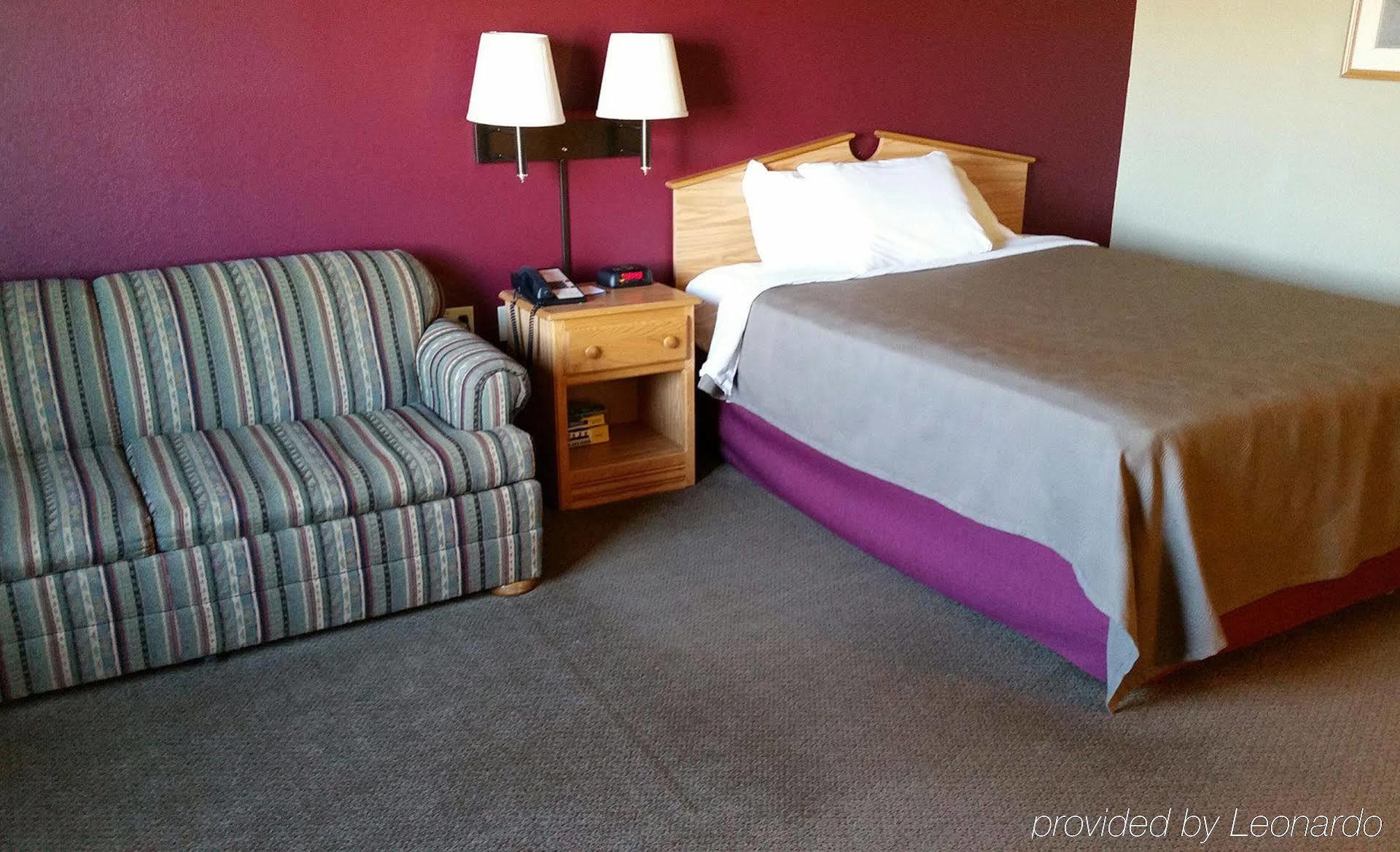 Rodeway Inn Hesston Екстер'єр фото