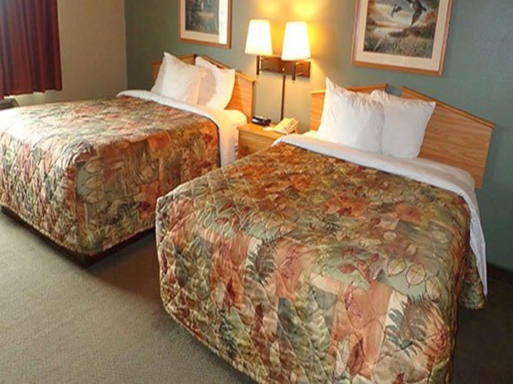 Rodeway Inn Hesston Екстер'єр фото