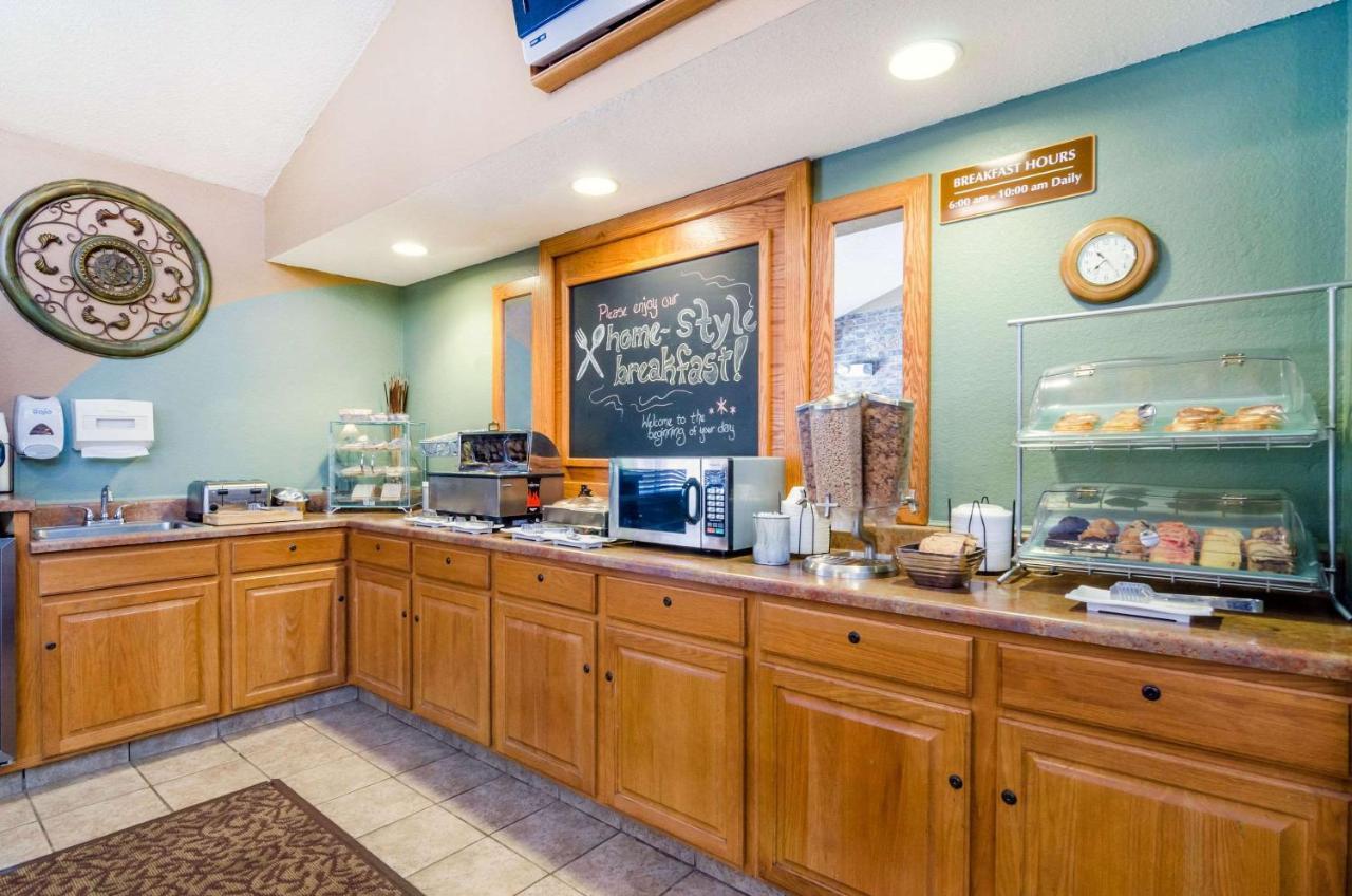 Rodeway Inn Hesston Екстер'єр фото