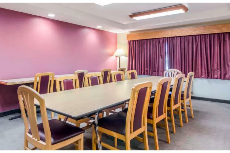 Rodeway Inn Hesston Екстер'єр фото